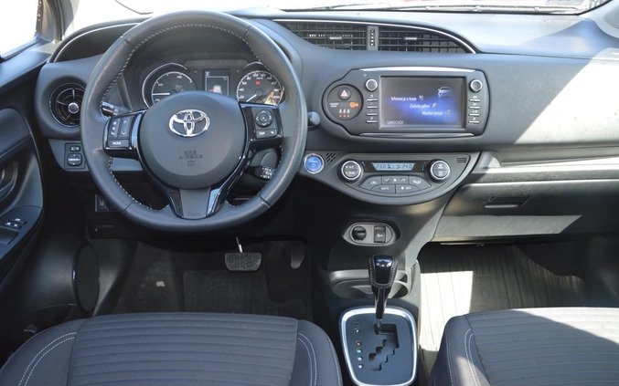 Toyota Yaris cena 57900 przebieg: 57000, rok produkcji 2017 z Józefów małe 137